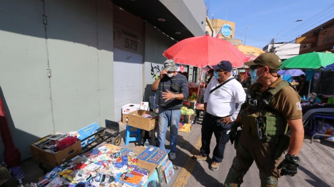 Iquique: Cierran tres locales de juegos de azar y retiran más de 300 ambulantes del centro
