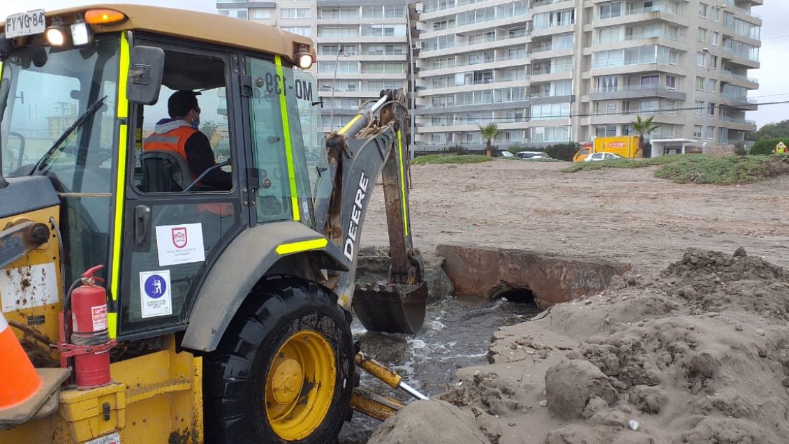 Comenzó limpieza de drenes en playas de La Serena
