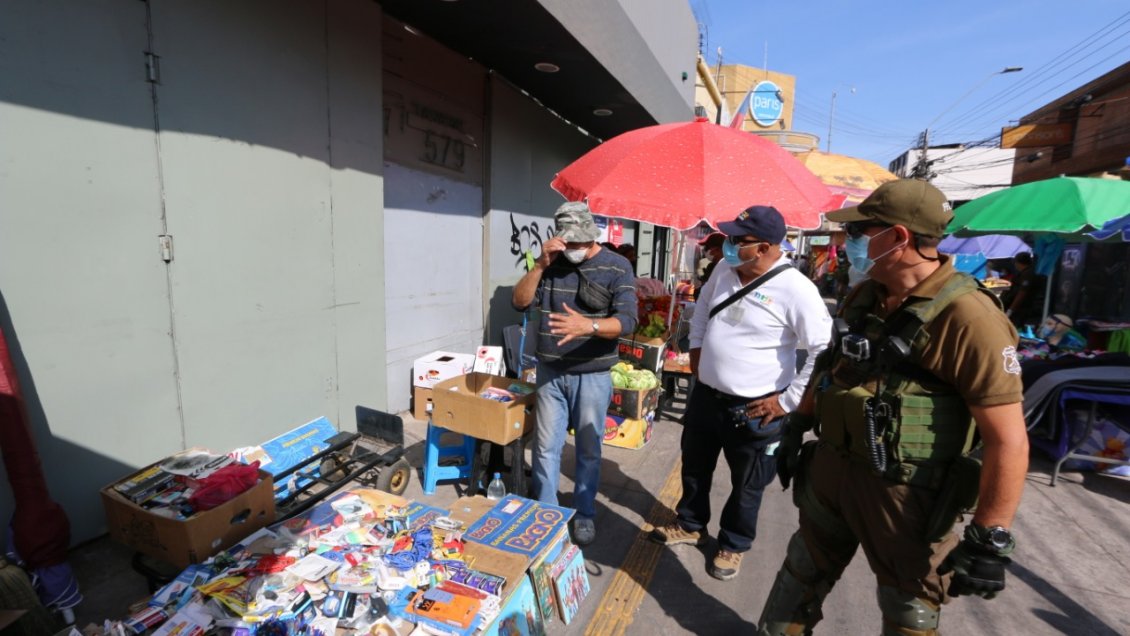 Iquique: Cierran tres locales de juegos de azar y retiran más de 300 ambulantes del centro