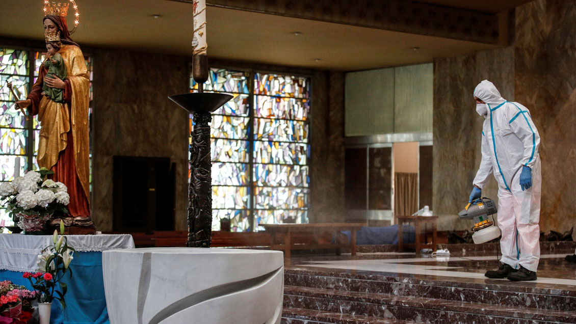 Roma empieza a desinfectar sus 337 iglesias católicas para reanudar misas