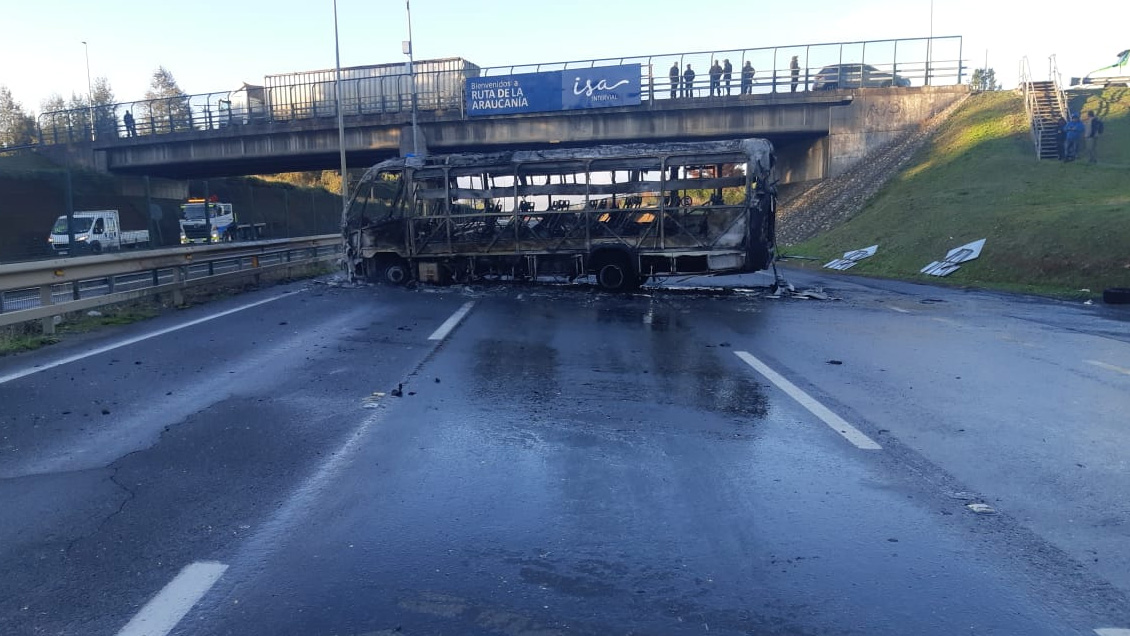 Investigan quema de camiones y microbús en ruta que une Ercilla y Victoria
