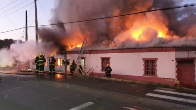 Un fallecido y cinco viviendas afectadas dejó incendio de Limache