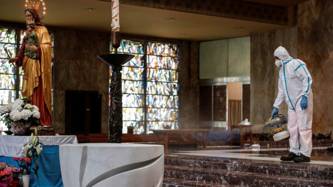 Roma empieza a desinfectar sus 337 iglesias católicas para reanudar misas
