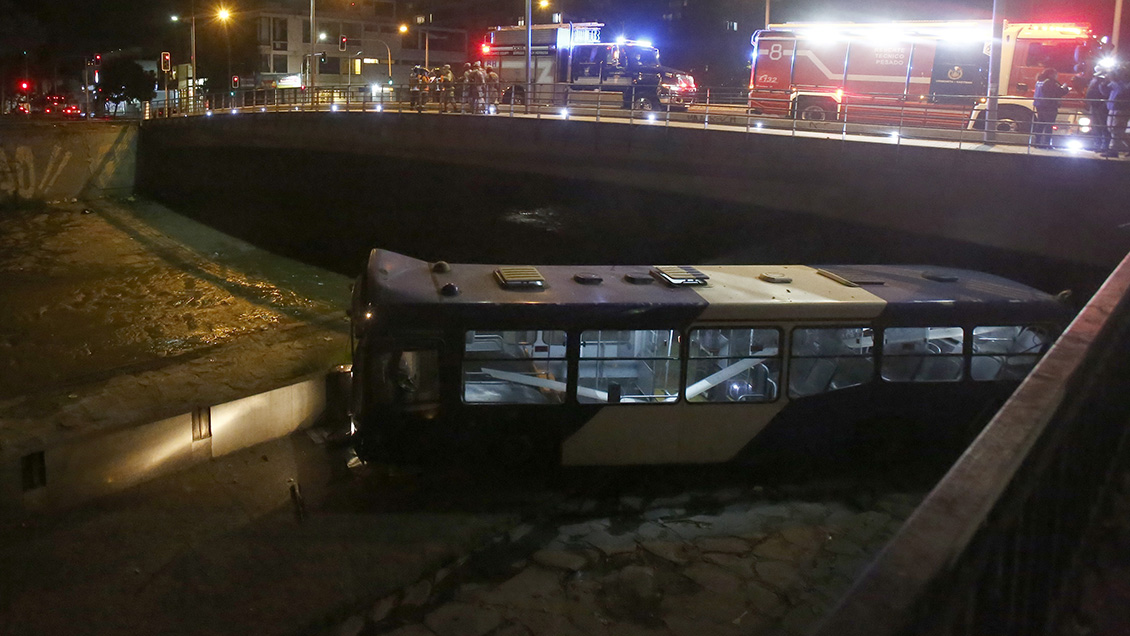 Bus del Transantiago terminó en el lecho del Río Mapocho tras colisión