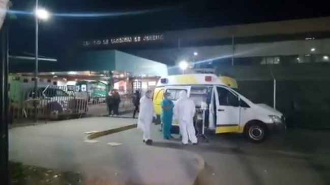 Hospital San José: pacientes esperan por horas atención en ambulancias