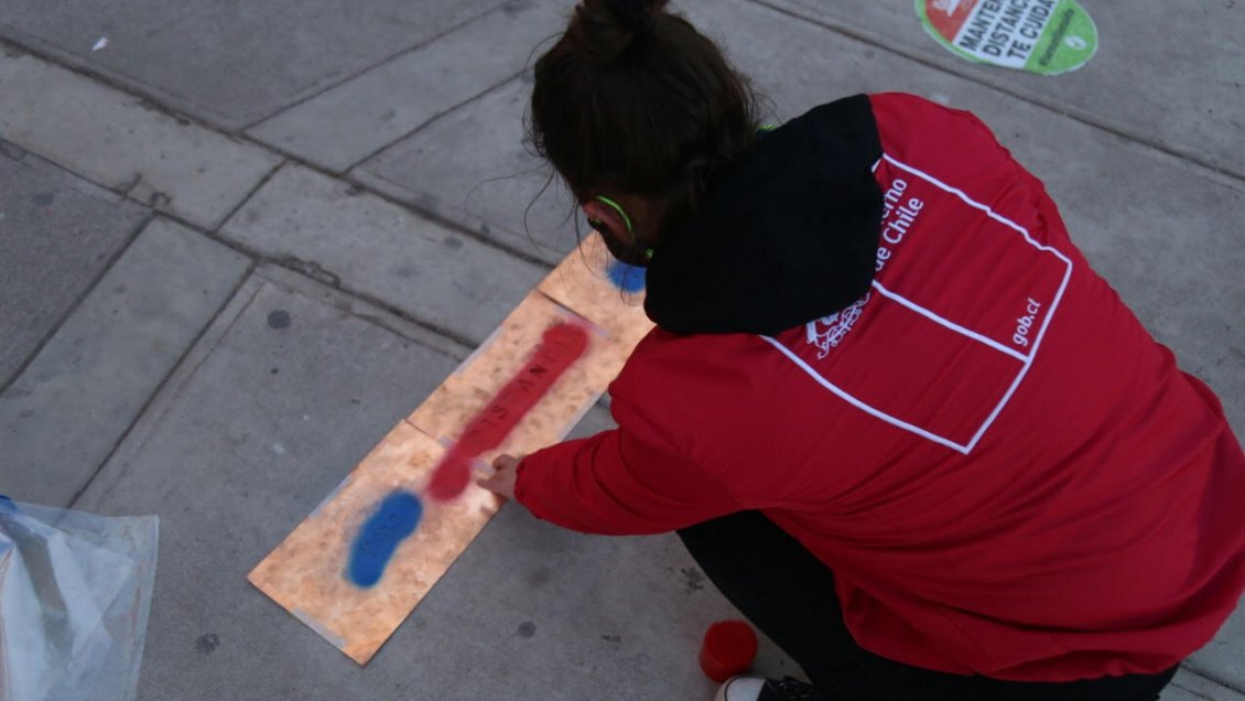 Jóvenes de Copiapó demarcaron el distanciamiento social usando láminas de cobre