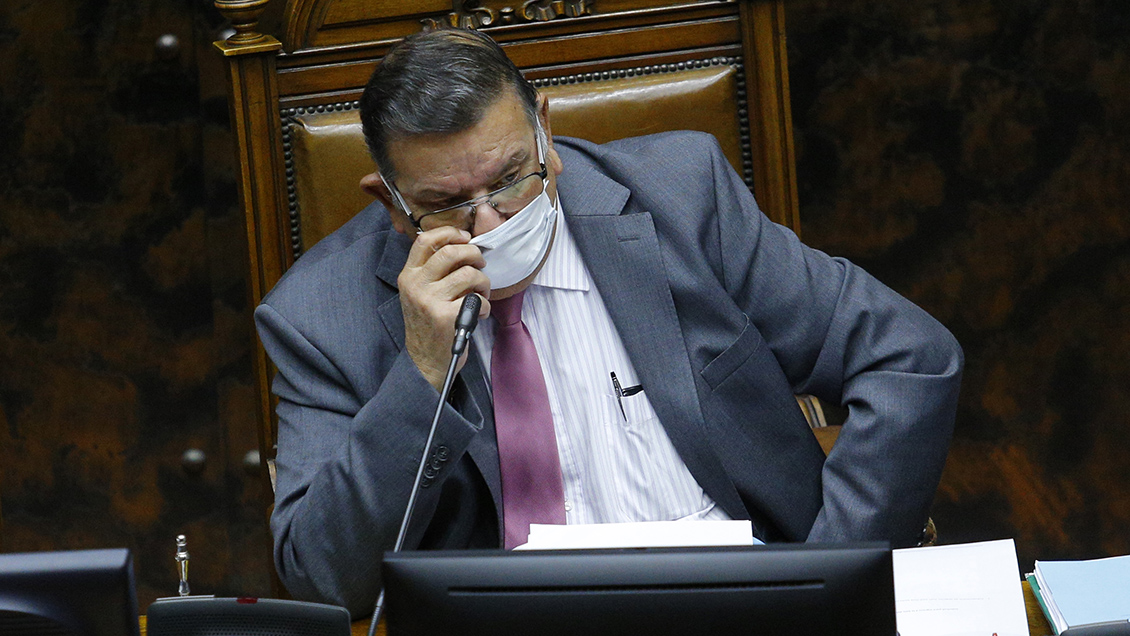 Fiscalía abrió investigación contra Quinteros por viajar en avión pese a sospecha de Covid-19