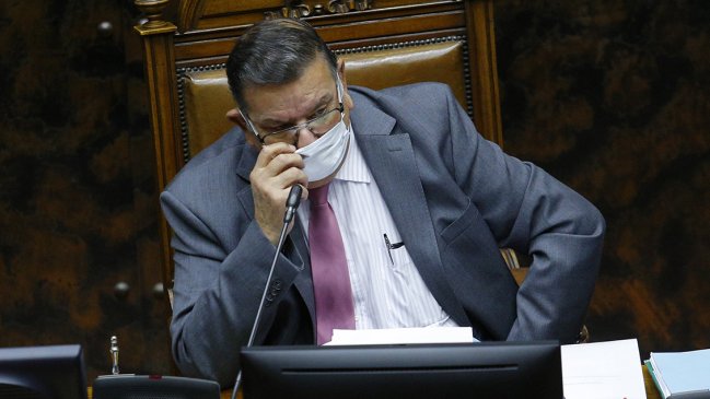 Fiscalía abrió investigación contra Quinteros por viajar en avión pese a sospecha de Covid-19