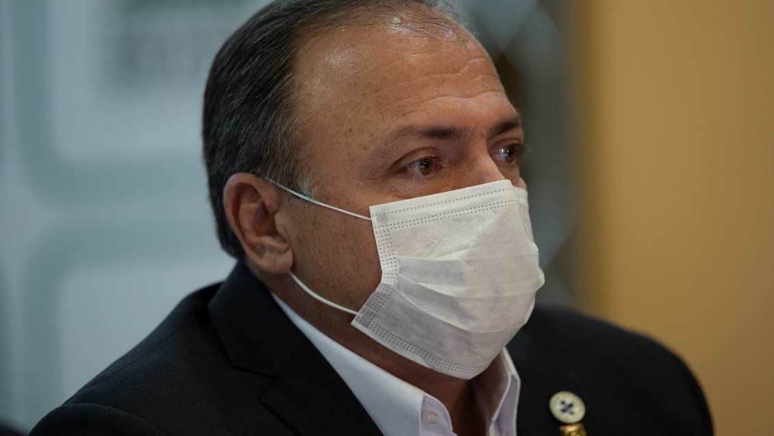Un militar sin experiencia asumió como ministro interino de Salud en Brasil