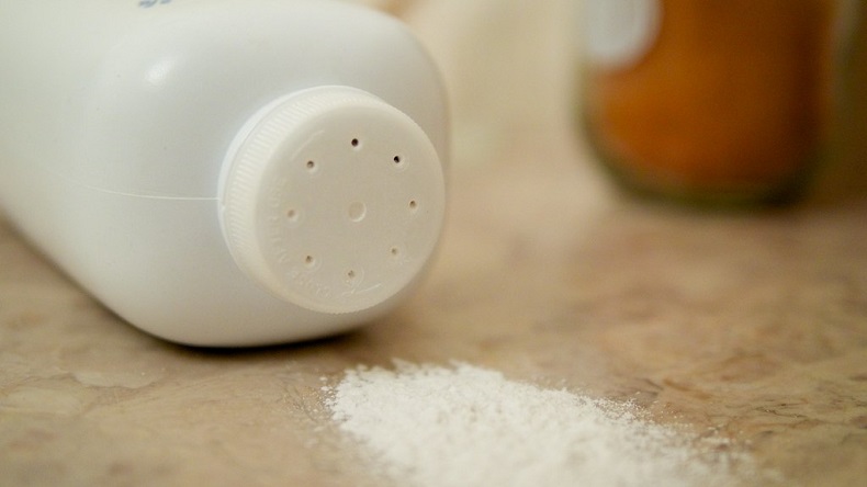 Famosa empresa deja de vender talco para bebés tras acusaciones que lo ligan al cáncer