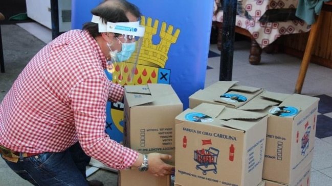 Diputado RN está repartiendo cajas de alimentos y mascarillas con su foto y nombre