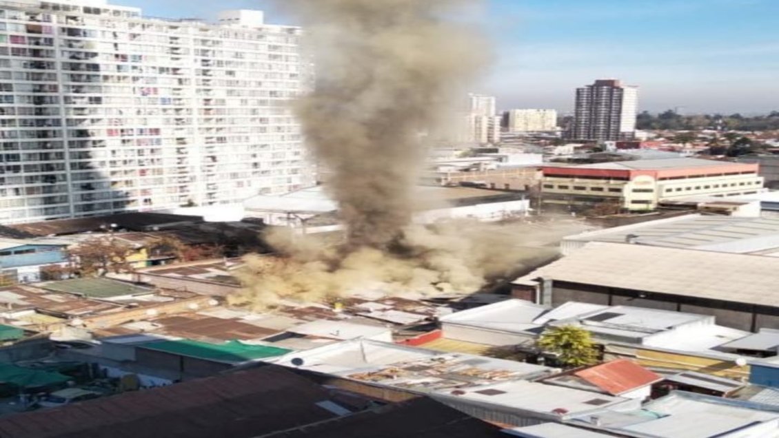 Bomberos combate incendio estructural en el centro de Santiago