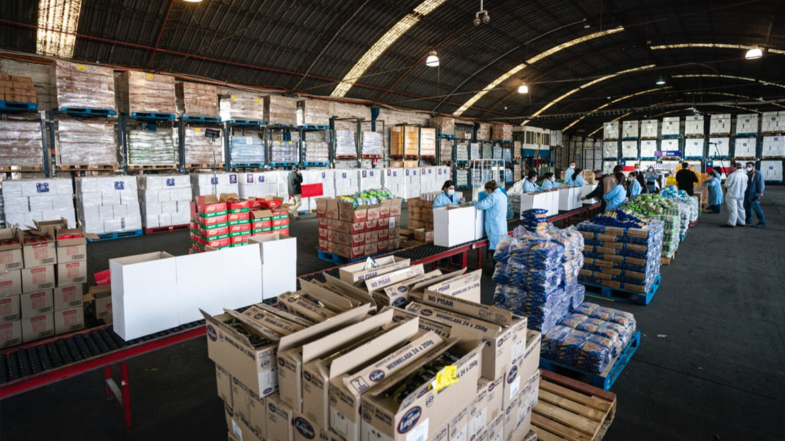 Hogares de siete comunas de Santiago recibieron este sábado sus cajas de alimentos