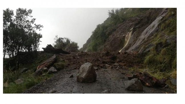 Sistema frontal dejó un derrumbe en la comuna de Cochamó con obstrucción en el tránsito
