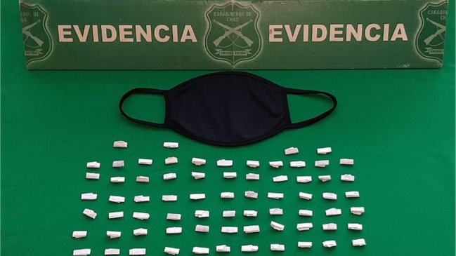 Carabineros detuvo a hombre acusado de ocultar 103 envoltorios de pasta base en su mascarilla