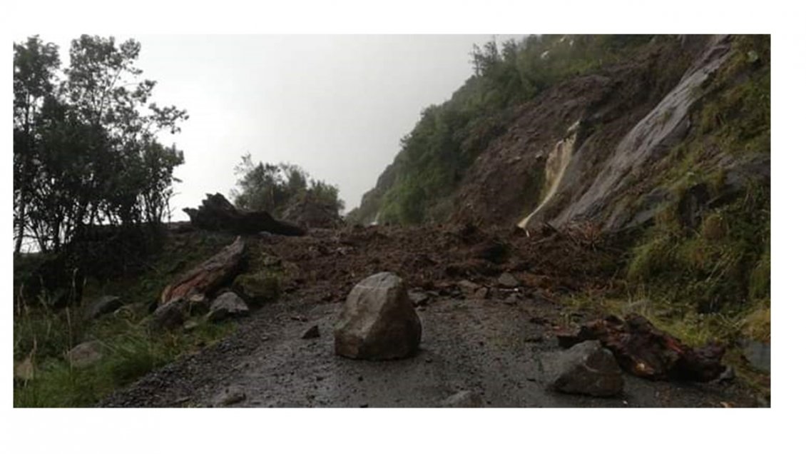 Sistema frontal dejó un derrumbe en la comuna de Cochamó con obstrucción en el tránsito
