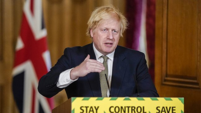 Johnson estudia más medidas de desconfinamiento ante críticas a su asesor por saltarse la cuarentena