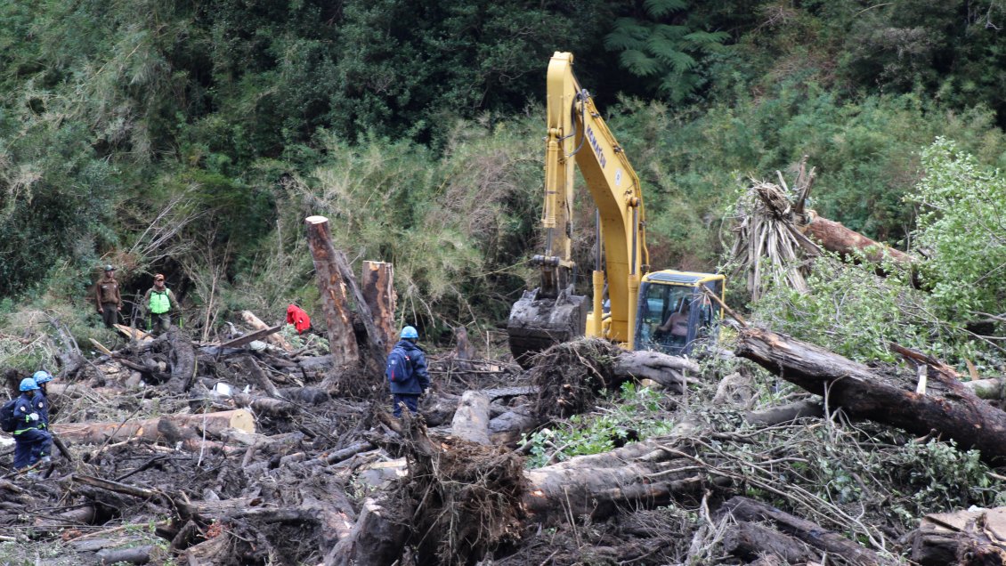 Con maquinaria pesada y 25 rescatistas buscan a cuidador de termas El Amarillo