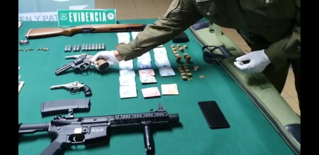 Formalizan en Arica a menor de edad que mantenía en su casa armas de fuego y prendas policiales