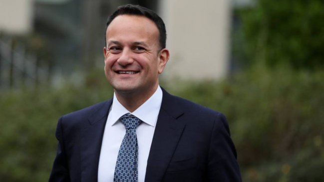  Polémica en Irlanda por imágenes del primer ministro tomando sol  