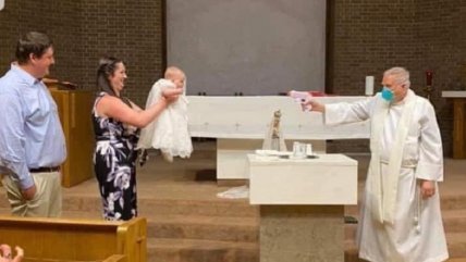 Iglesia explicó imagen viral de bautizo con pistola de agua