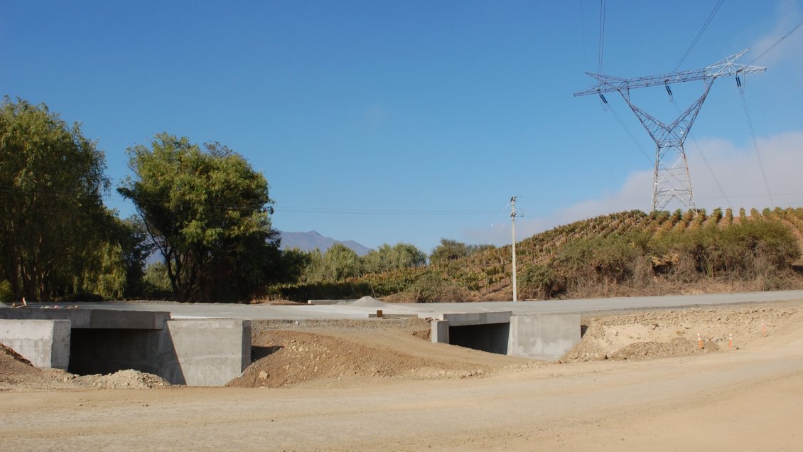 Autoridades inspeccionan avance de obras de pavimentación en rutas de Malloa