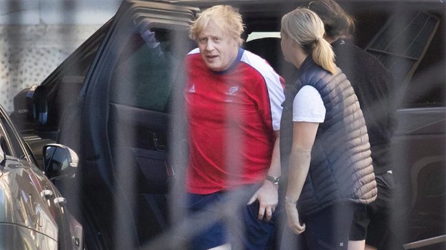 Reina Isabel autorizó a Johnson hacer ejercicios en el palacio de Buckingham