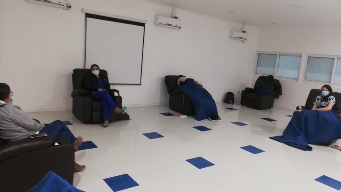 Se quedaron sin cupo en residencia sanitaria: Funcionarios de la salud se aislaron en salón del hospital