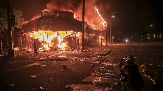 Prenden fuego a estación de Policía en otra noche de protestas en Minneapolis
