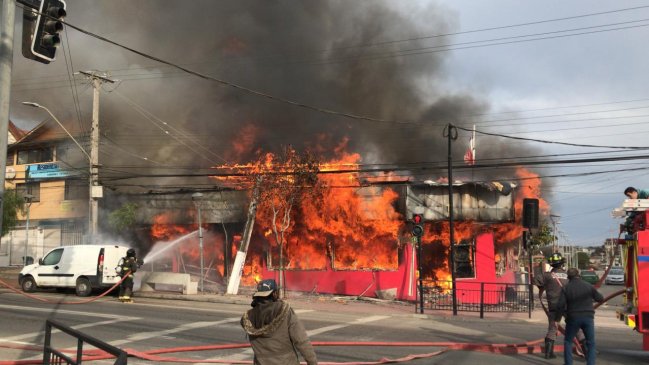 Carabinero rescató a una familia de un incendio en El Quisco