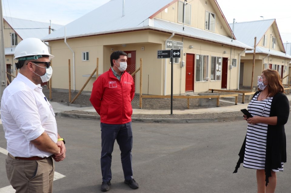 Bajo estrictas medidas sanitarias, Seremi entregó sus casas nueves a 88 familias de Quillón