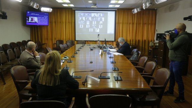 Constitucionalistas: Límite a la reelección debiera comenzar a regir para actuales parlamentarios