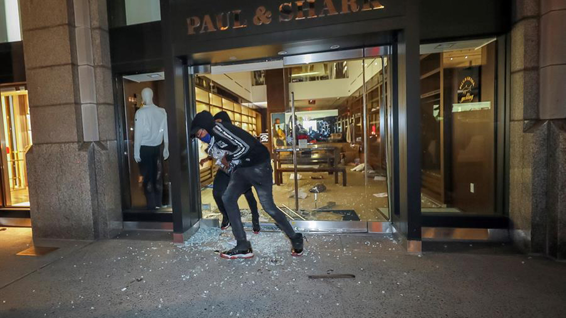 El caos y nuevos saqueos reciben el histórico toque de queda en Nueva York