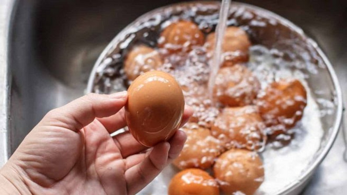 Experta recomienda: Nunca se lavan los huevos antes de refrigerar