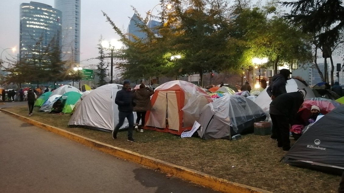 Bolivianos que acampan frente a consulado serán trasladados a albergues en Recoleta