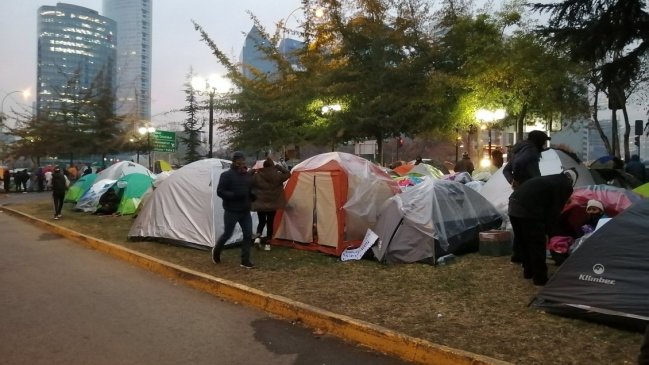 Bolivianos que acampan frente a consulado serán trasladados a albergues en Recoleta
