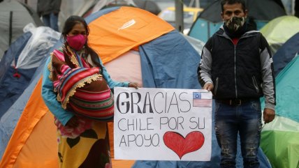 Centenares de bolivianos siguen pernoctando afuera del consulado  