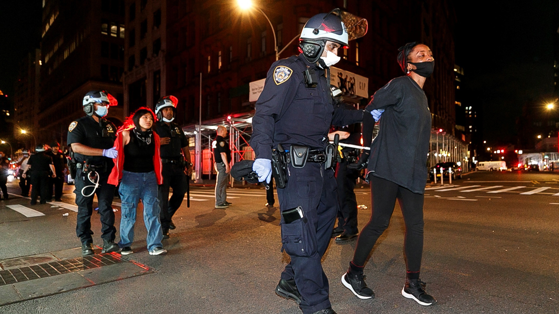 Manifestantes desafiaron toque de queda en Nueva York con 180 arrestos