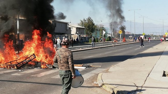 Vecinos de La Pintana realizan protesta y acusan abandono del Gobierno y el municipio
