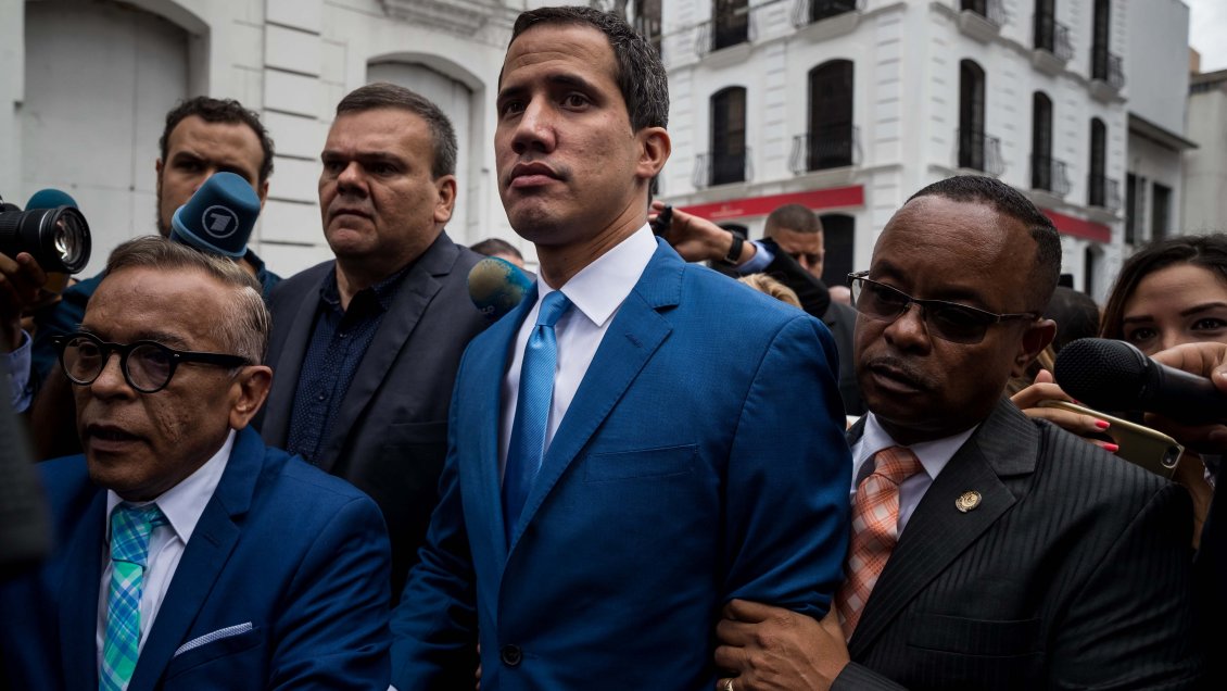 Guaidó reapareció en las calles de Caracas tras rumores de refugio en sede diplomática