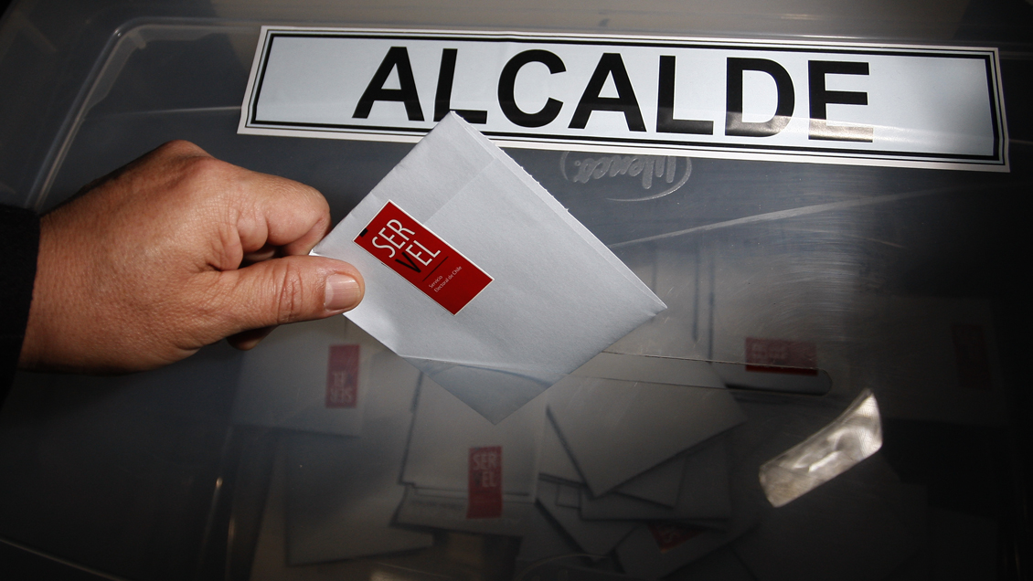 Gobierno se abre a apoyar propuesta para eximir, por una vez, a los alcaldes del límite a la reelección