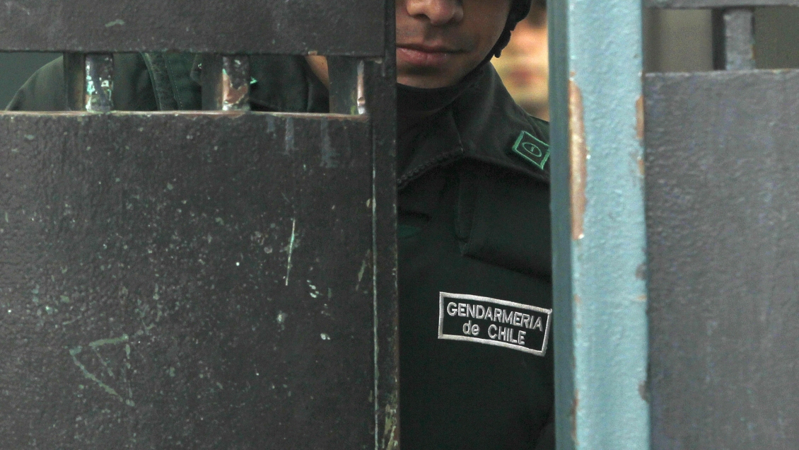 Sujetos golpean a gendarme y roban su arma de servicio al interior de recinto penitenciario en el Maule