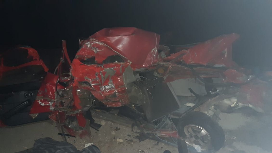 Un muerto dejó choque de un camión contra un auto en panne en Caldera