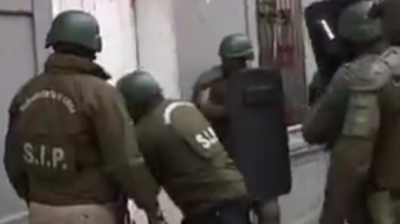 Carabineros derribaron la puerta equivocada en operativo en cité