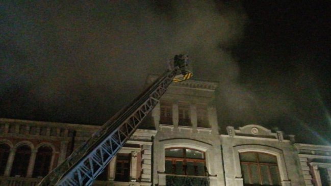 Incendio afectó a edificio del casco histórico de Punta Arenas