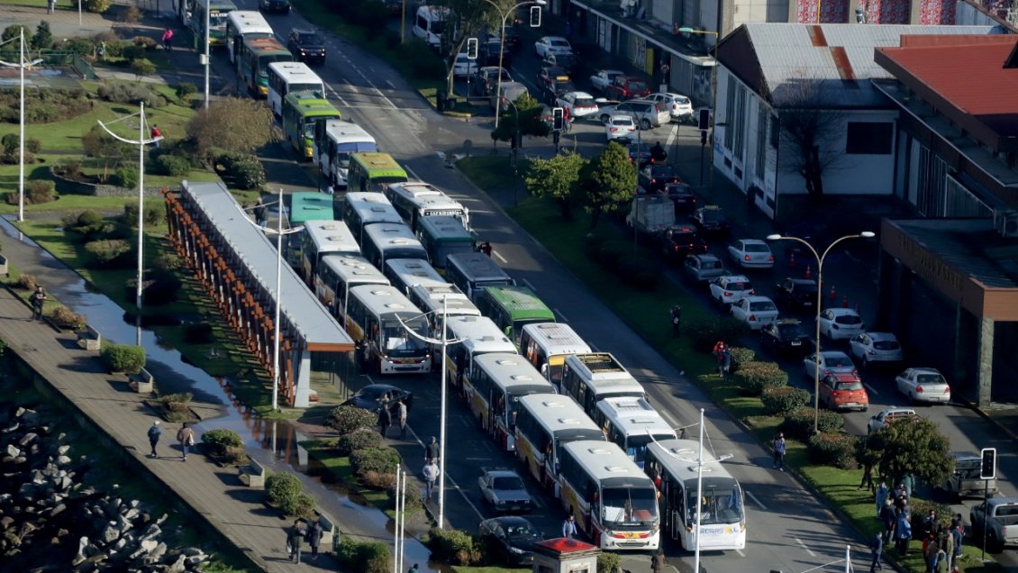 Micreros de Puerto Montt emplazan a ministra Hutt en segundo día de paro