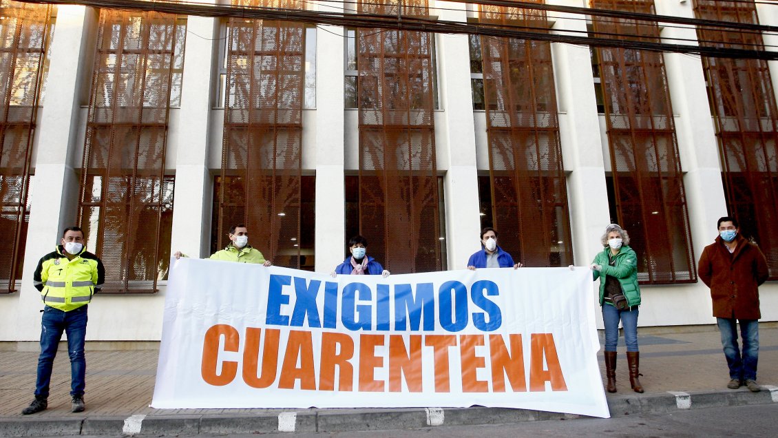 Con un lienzo, alcaldes exigen que el Gobierno decrete cuarentena para la Provincia de Curicó