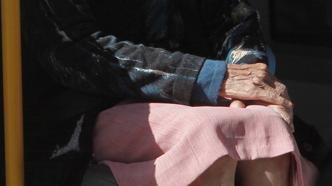 Mujer de 88 años murió en hogar de ancianos de La Reina: esperaba resultado de test PCR