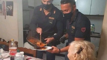 Anciana postrada llamó a la policía y le terminaron cocinando