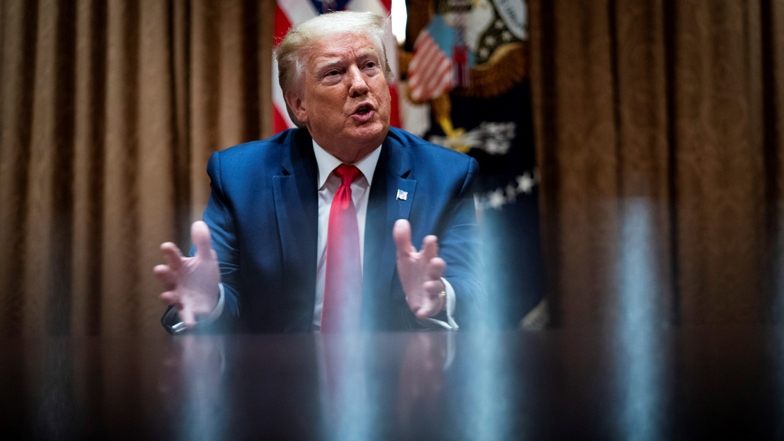 Trump permitirá que médicos se nieguen a hacer abortos y a atender transexuales